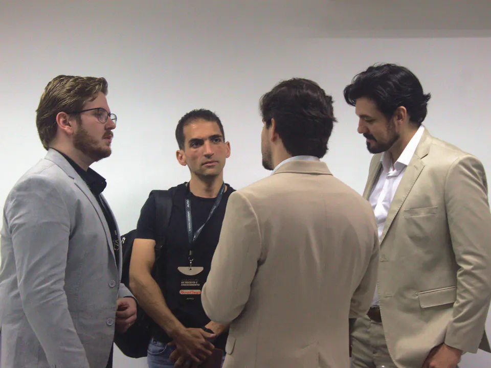 Empresários em conversa no Builders Social Club